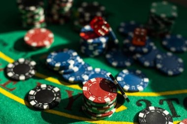 hoki99 login mobile app interface showing live-dealer tables and sportsbook markets